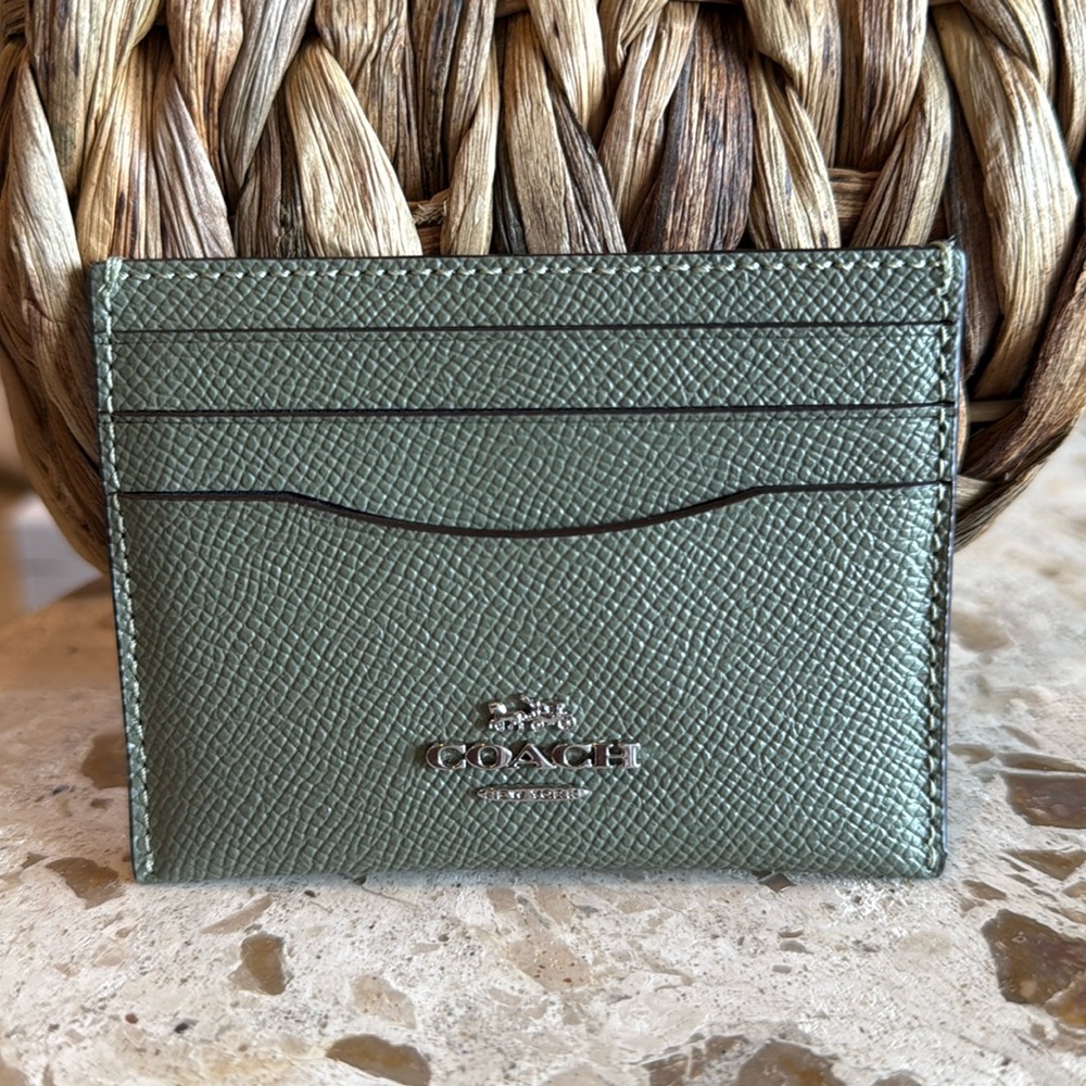 Coach green identification and card holder in pebbled leather measuring 4“ x 3“